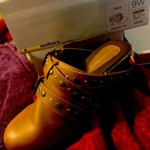 Cloud walker Boot/Heels 9w- Tan color- Avenue